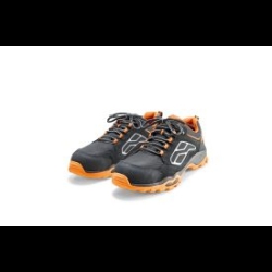 Zapatos de protección laboral STIHL WORKER S2 talla 40.<br>
Color negro. Material exterior repelente al agua.<br>
Puntera metálica. Forro textol transpirable de secado rápido.<br>
Borde de caña acolchado. Tiras reflectantes a ambos lados.<br>
Plantilla extraible. Suel ade goma / EVA.<br>
Resistente al aceite y al combustible.